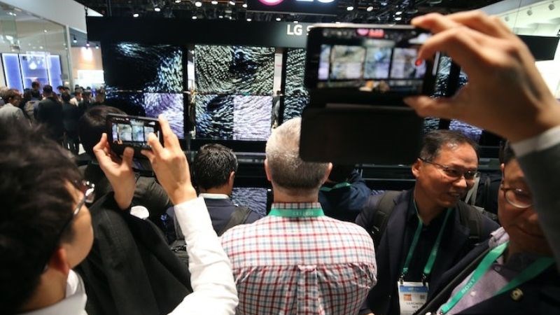 Các thương hi&ecirc;̣u tivi tung ra màn hình phẳng đ&ecirc;̉ khách hàng thưởng thức