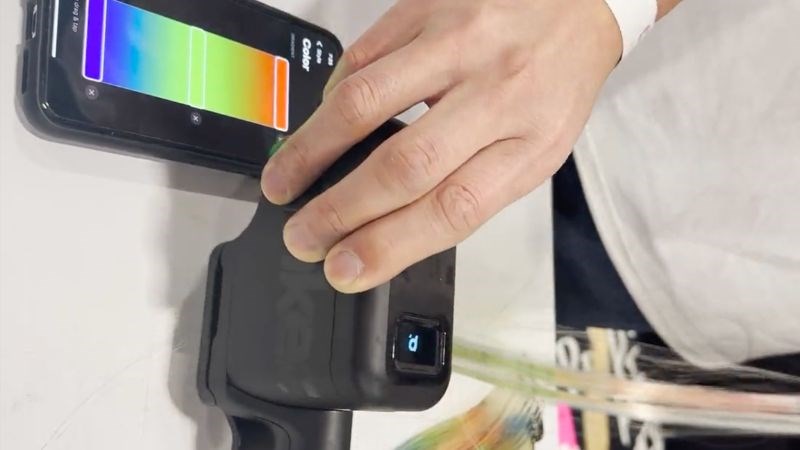 Máy nhu&ocirc;̣m màu l&ecirc;n tóc th&ocirc;ng qua ứng dụng tr&ecirc;n Smartphone