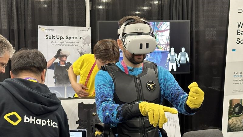 Chi&ecirc;́c găng tay giúp cảm nh&acirc;̣n trong VR như th&ecirc;́ giới th&acirc;̣t