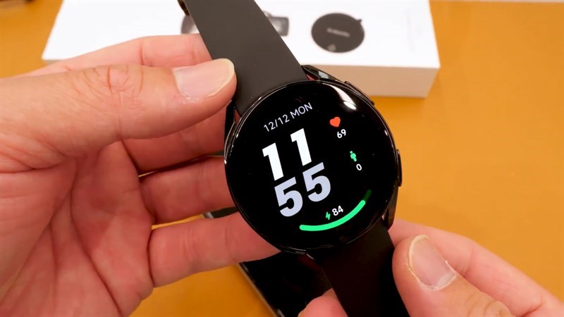 M&agrave;n h&igrave;nh sử dụng tấm nền AMOLED cao cấp