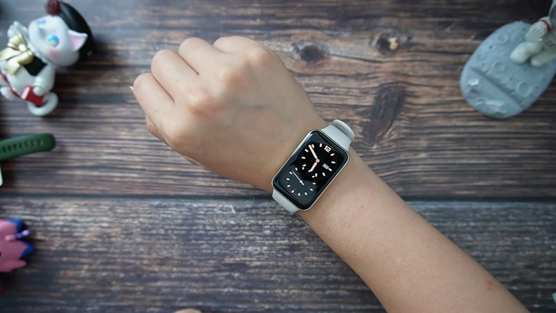 Đồng hồ th&ocirc;ng tin sở hữu nhiều t&iacute;nh năng tiện &iacute;ch