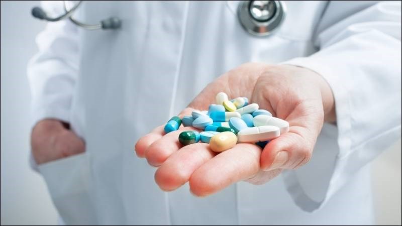 Điều trị đau mắt cá chân có thể sử dụng cả thuốc không kê đơn và thuốc kê đơn