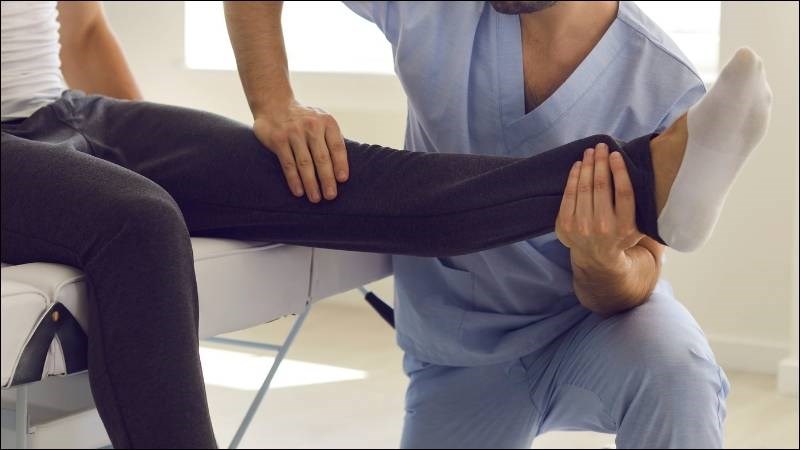 Vật lý trị liệu thường được áp dụng để điều trị đau mắt cá chân