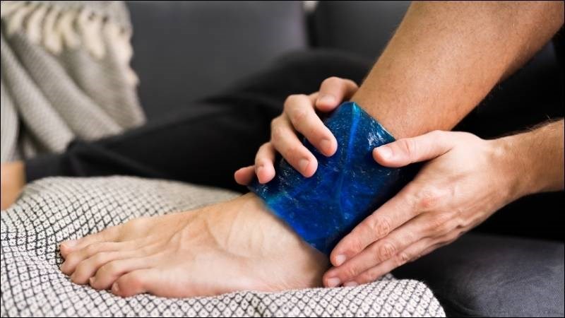 Chườm đá lên mắt cá chân bị đau bằng túi chườm lạnh giúp giảm đau