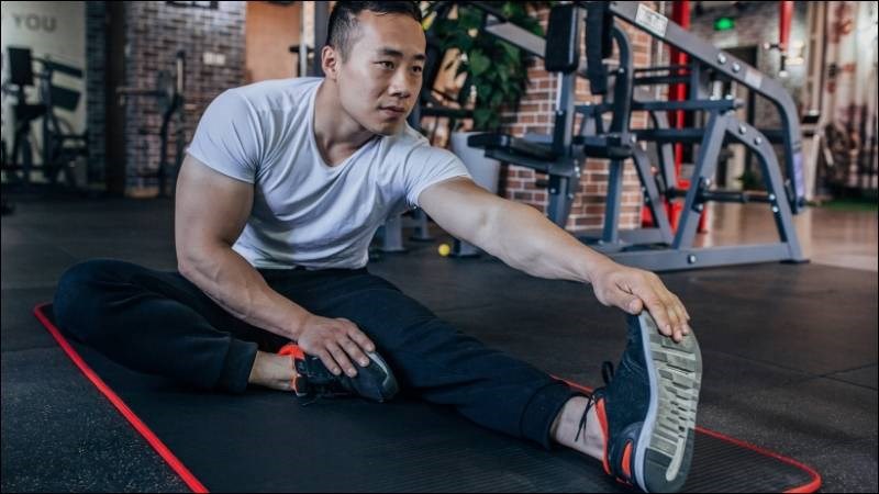 Giãn cơ trước và sau khi tập luyện giúp phòng ngừa đau mắt cá chân