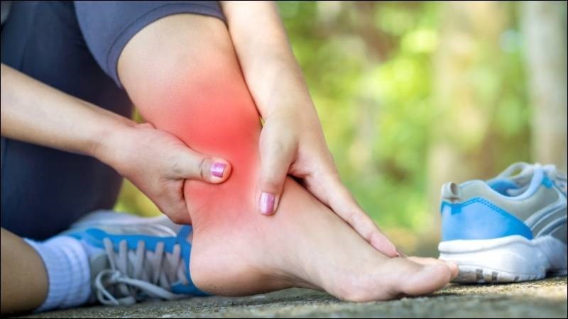 Viêm bao hoạt dịch ở mắt cá chân có thể gây đau