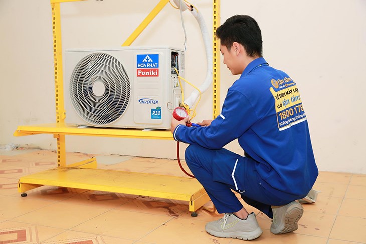 Kỹ thuật viên Thợ Điện máy XANH đang kiểm tra gas điều hòa