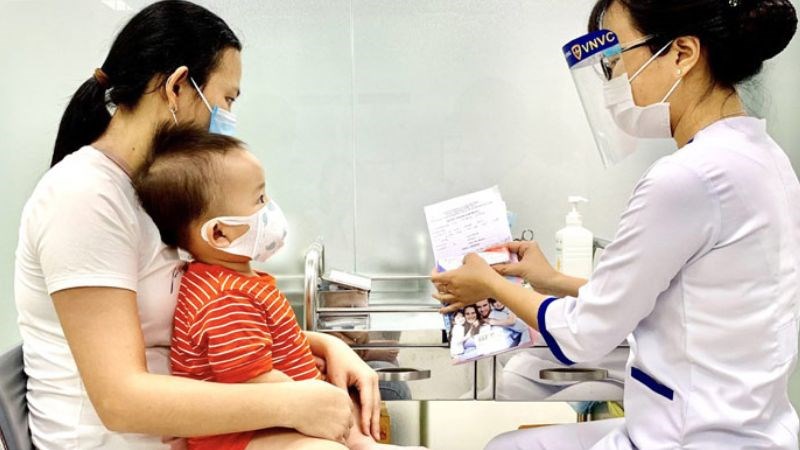 Sau khi tiêm, bố mẹ hãy cho trẻ ở lại cơ sở y tế 30 phút để theo dõi Sau khi tiêm, bố mẹ hãy cho trẻ ở lại cơ sở y tế 30 phút để theo dõi