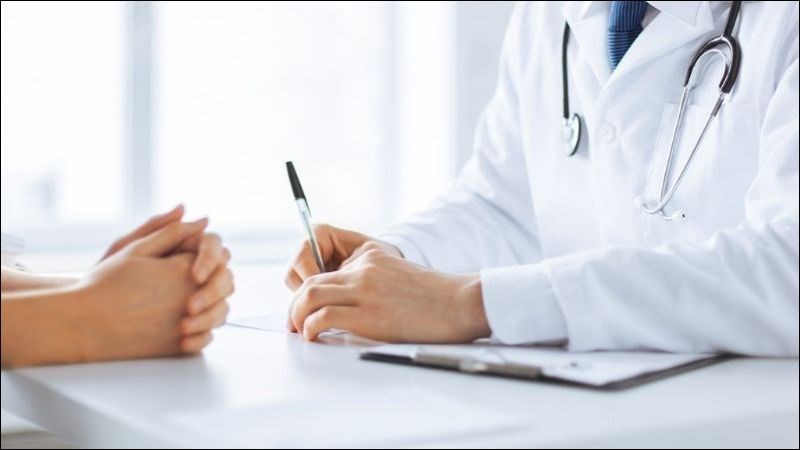 Mẹ nên lắng nghe lời tư vấn từ các chuyên gia để nuôi dưỡng trẻ một cách tốt nhất