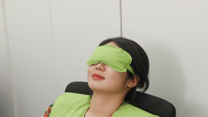Chườm ấm có thể giúp kích thích nước mắt, làm giảm khô mắt