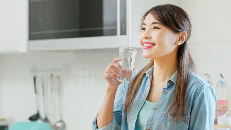 Uống đủ nước là cách đơn giản giúp bạn giảm tình trạng khô mắt