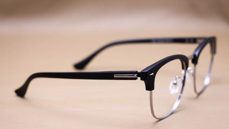 Mang kính có thể làm giảm triệu chứng nhìn mờ ở gần trong bệnh viễn thị Mang kính có thể làm giảm triệu chứng nhìn mờ ở gần trong bệnh viễn thị