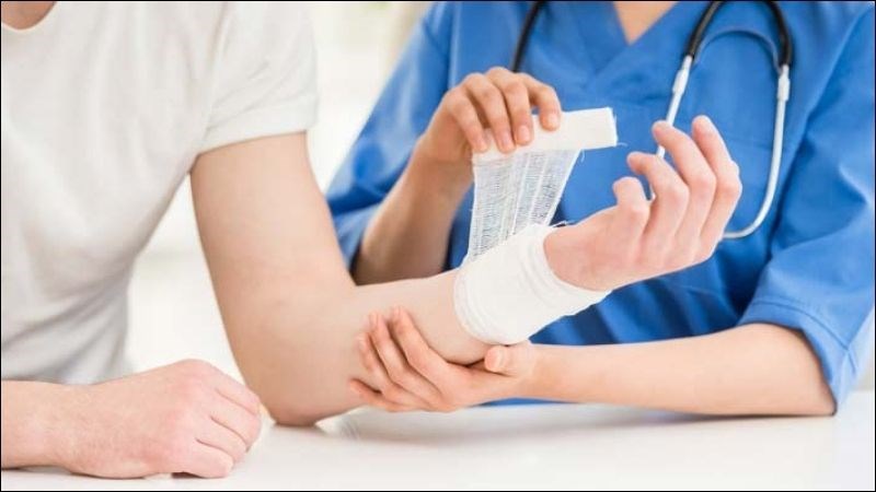 Sơ cứu ban đầu giúp làm sạch vết thương và hạn chế chảy máu