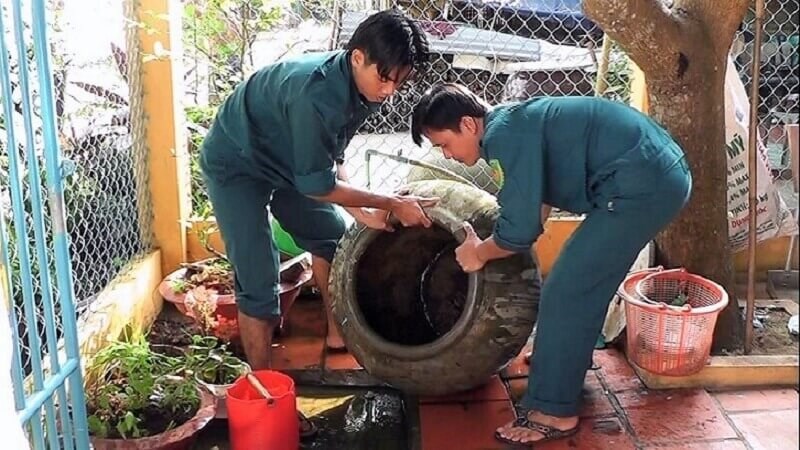 Thường xuyên vệ sinh dụng cụ chứa nước để diệt loăng quăng bọ gậy