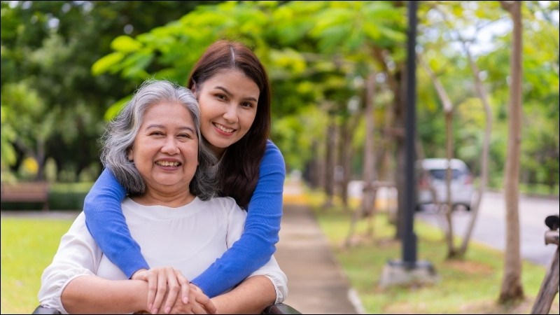 Hãy quan tâm đến những cảm xúc của bản thân khi chăm sóc người bệnh Alzheimer