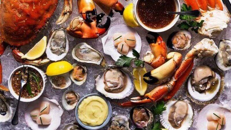 Cá và hải sản giúp giảm cảm giác đau bụng và căng tức ngực khi đến tháng