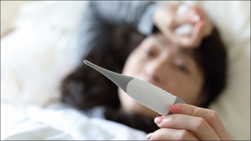 Sốt cao kèm ớn lạnh và đau đầu có thể là dấu hiệu của sốt rét