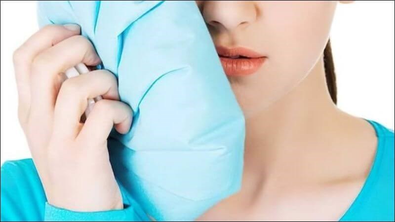 Chườm lạnh quanh vùng tuyến nước bọt để giảm sưng