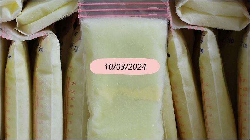 Bà mẹ nên ghi rõ thời gian vắt sữa lên túi/bình sữa trước khi trữ đông
