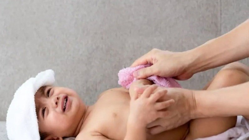 Chườm ấm với nhiệt độ vừa phải, tránh gây bỏng cho trẻ