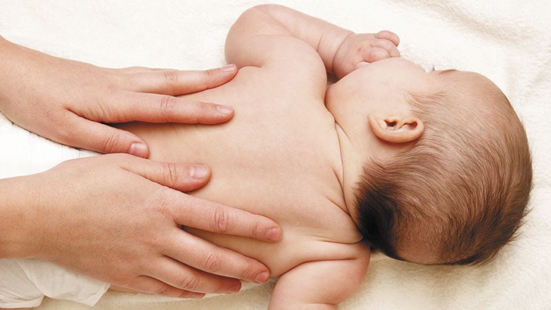 Vuốt lưng giúp làm ấm và dịu cơn đau bụng của trẻ