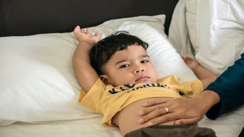 Xoa bụng cho trẻ để giảm đau