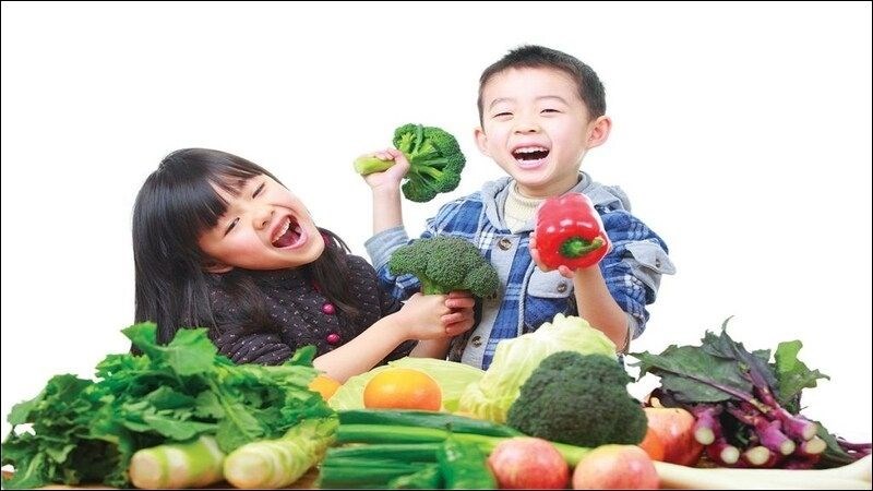 Cho trẻ ăn nhiều rau củ quả, trái cây để tốt cho hệ tiêu hóa
