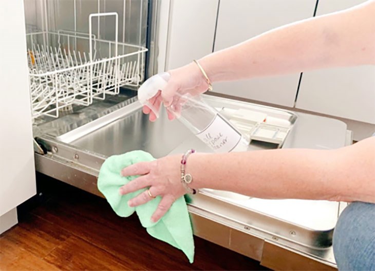 Thường xuyên vệ sinh máy rửa chén để đảm bảo hiệu suất cho máy