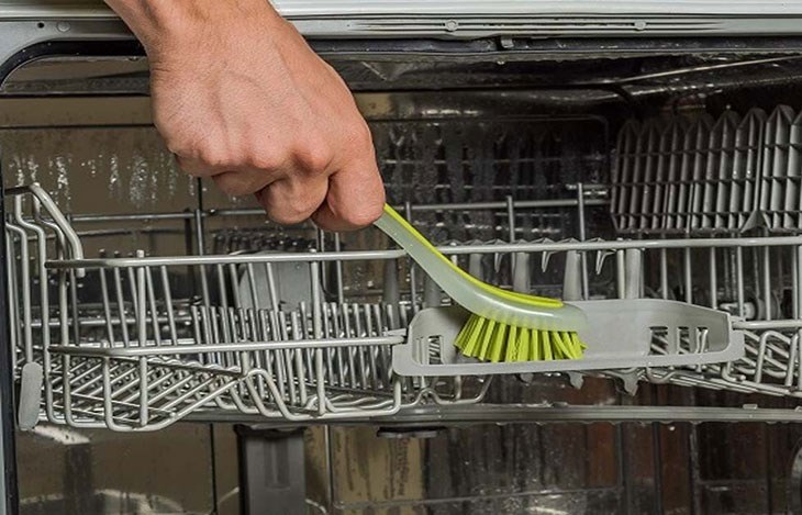 Thực hiện vệ sinh máy rửa chén theo các bước hướng dẫn để đạt hiệu suất làm sạch cao