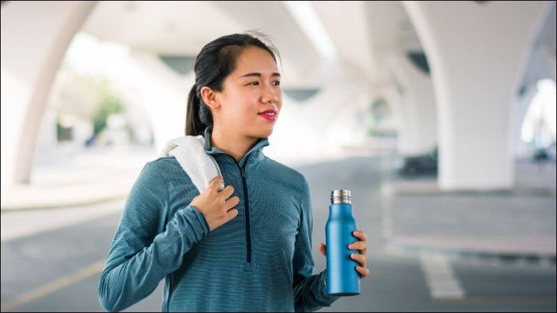 Mồ hôi đổ nhiều cũng khiến một lượng nước lớn ra ngoài cơ thể Mồ hôi đổ nhiều cũng khiến một lượng nước lớn ra ngoài cơ thể