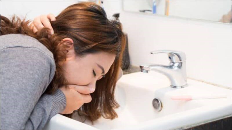 Nôn ói khiến cho nước và thức ăn đi ra ngoài cơ thể Nôn ói khiến cho nước và thức ăn đi ra ngoài cơ thể