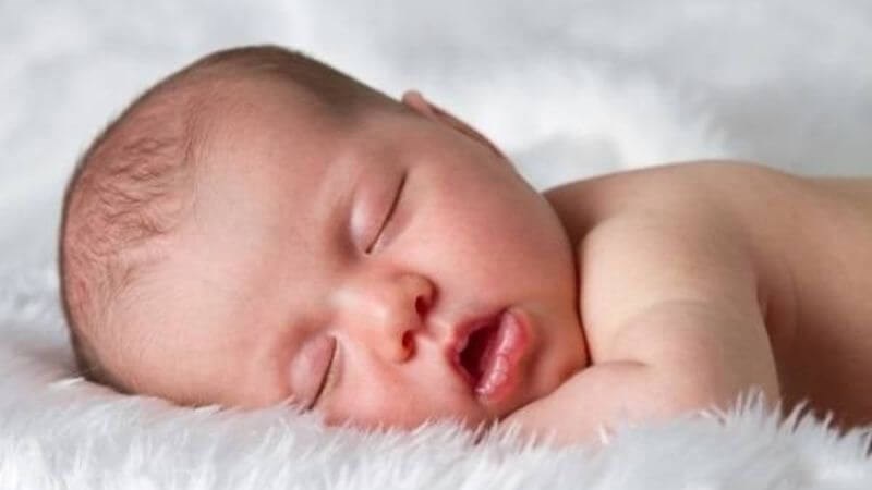 Trre sơ sinh mắc viêm màng não có thể ngủ li bì, khó đánh thức