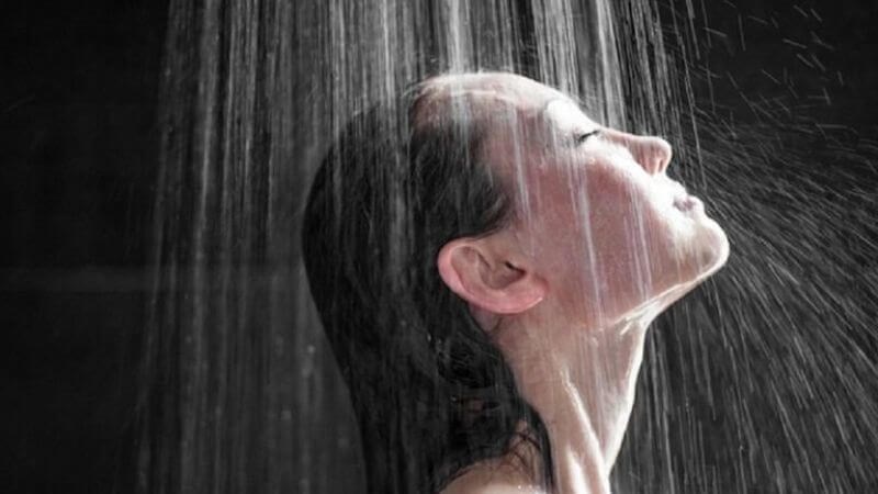 Để làm mát cơ thể vào ngày nắng nóng bạn có thể tắm nước lạnh, tắm vòi hoa sen...