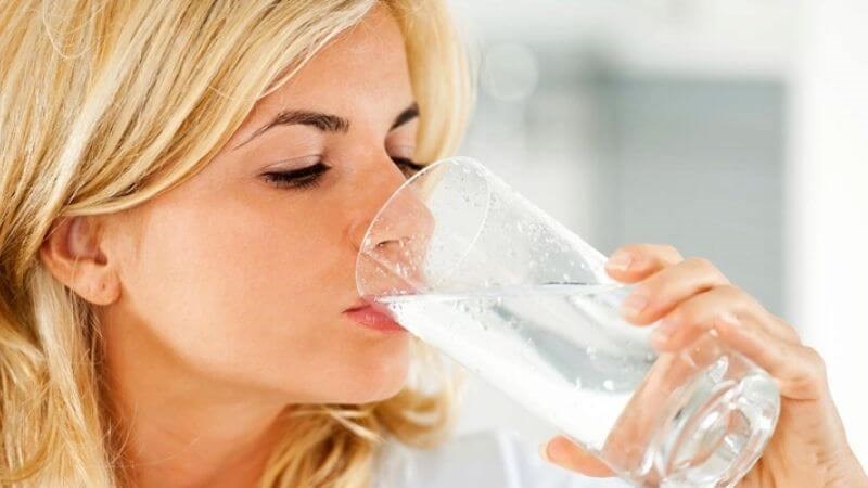 Cung cấp nước cho cơ thể từ 1,5 đến 2 lít nước mỗi ngày