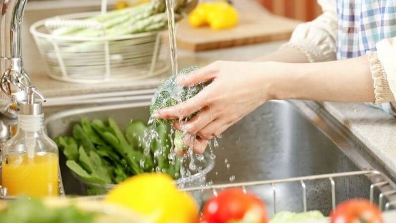 Chế biến thực phẩm sạch sẽ, bảo quản cẩn thận vào những ngày nắng nóng