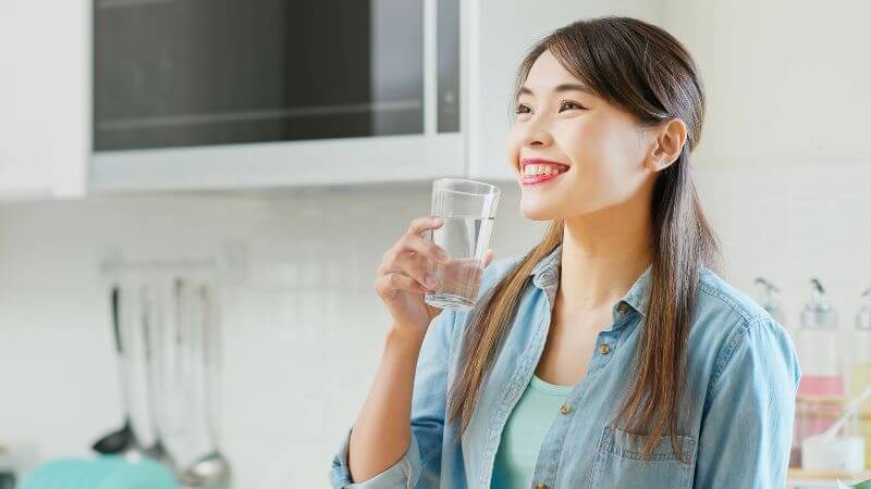 Uống đủ nước mỗi ngày là một trong những cách điều trị rối loạn tiêu hóa