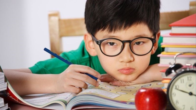 Người trẻ dưới 25 tuổi không nên mổ cận do thị lực còn đang dao động