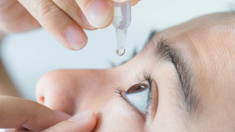 Bạn nên sử dụng thuốc nhỏ mắt sau phẫu thuật để hạn chế triệu chứng khó chịu