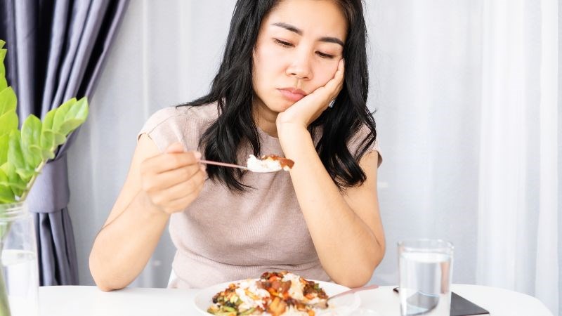 Phụ nữ có thai thường cảm thấy chán ăn vì ốm nghén kéo dài