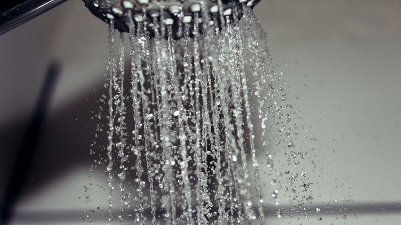 Tắm nước ấm hoặc ngâm mình trong nước ấm có thể giúp giảm đau do sứa cắn