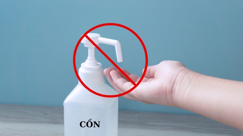 Không dùng cồn để rửa vết thương do sứa cắn