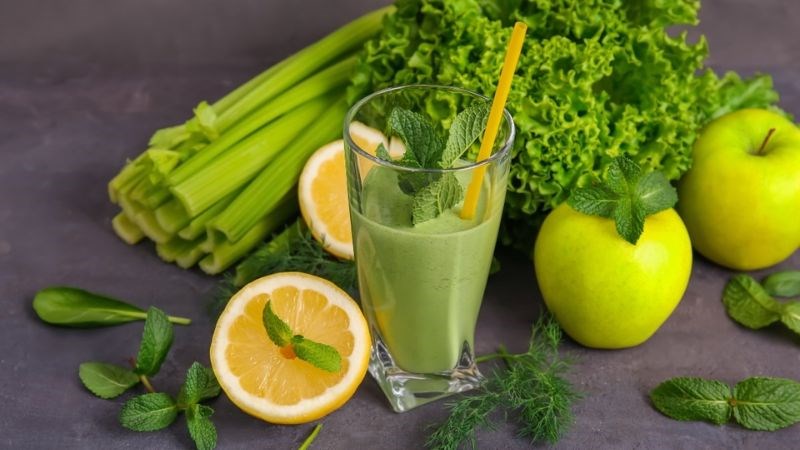 Sinh tố thường xay kết hợp nhiều loại rau củ quả Sinh tố thường xay kết hợp nhiều loại rau củ quả