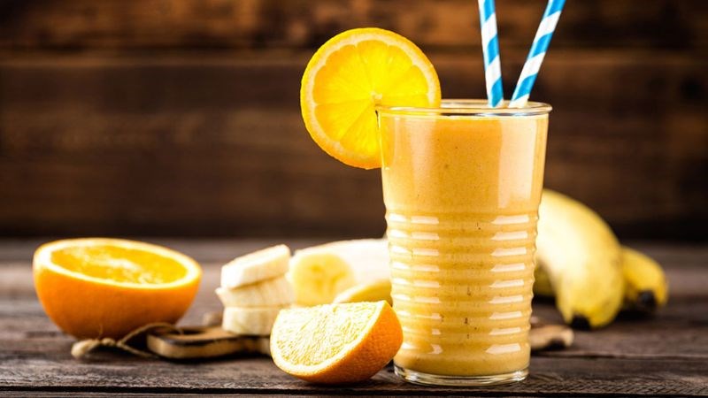 Cả nước ép trái cây và sinh tố đều có lợi ích riêng của chúng Cả nước ép trái cây và sinh tố đều có lợi ích riêng của chúng