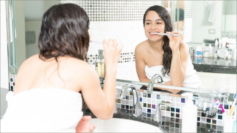 Đánh răng trong lúc tắm là một trong những sai lầm thường gặp trong quá trình chăm sóc răng miệng Đánh răng trong lúc tắm là một trong những sai lầm thường gặp trong quá trình chăm sóc răng miệng