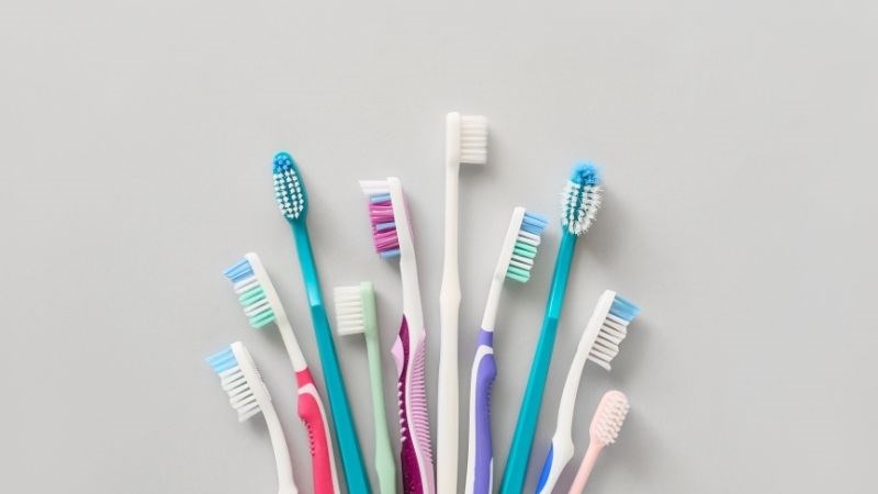 Sử dụng bàn chải có lông mềm để tránh các tổn thương răng miệng trong khi đánh răng Sử dụng bàn chải có lông mềm để tránh các tổn thương răng miệng trong khi đánh răng