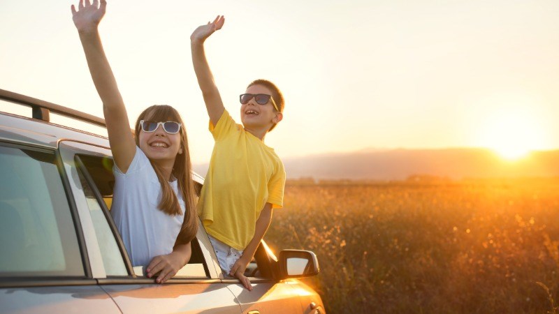 Đeo kính râm khi trời nắng giúp bảo vệ mắt trẻ và phòng cận thị