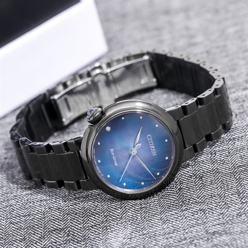 Thiết kế mặt hình tròn của Đồng hồ Citizen Mother Earth 30 mm Nữ EM0915-86N tạo điểm nhấn khác biệt cho bộ trang phục Thiết kế mặt hình tròn của Đồng hồ Citizen Mother Earth 30 mm Nữ EM0915-86N tạo điểm nhấn khác biệt cho bộ trang phục