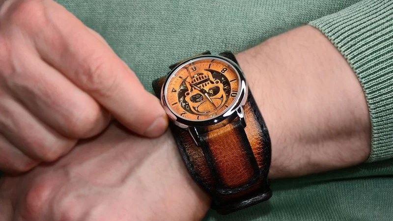 Với đồng hồ Handwinding, bạn vặn núm theo chiều kim đồng hồ để đồng hồ chạy lại Với đồng hồ Handwinding, bạn vặn núm theo chiều kim đồng hồ để đồng hồ chạy lại