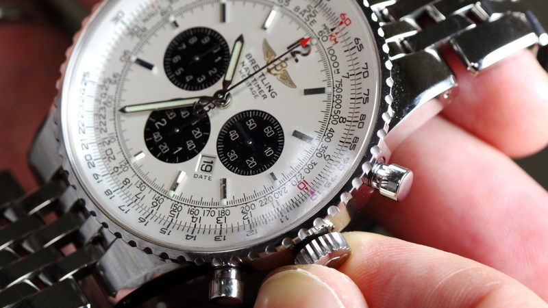 Đồng hồ không chạy có thể do núm điều chỉnh không đóng lại sau khi chỉnh giờ Đồng hồ không chạy có thể do núm điều chỉnh không đóng lại sau khi chỉnh giờ