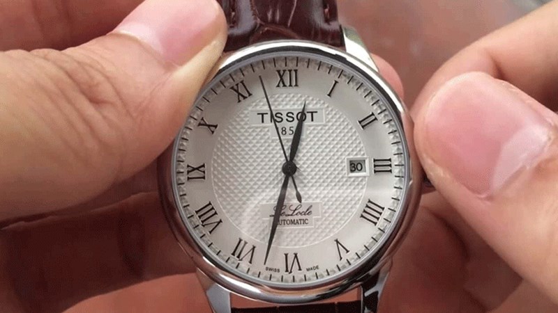 Nên lên dây cót thường xuyên để đồng hồ chạy trơn tru Nên lên dây cót thường xuyên để đồng hồ chạy trơn tru